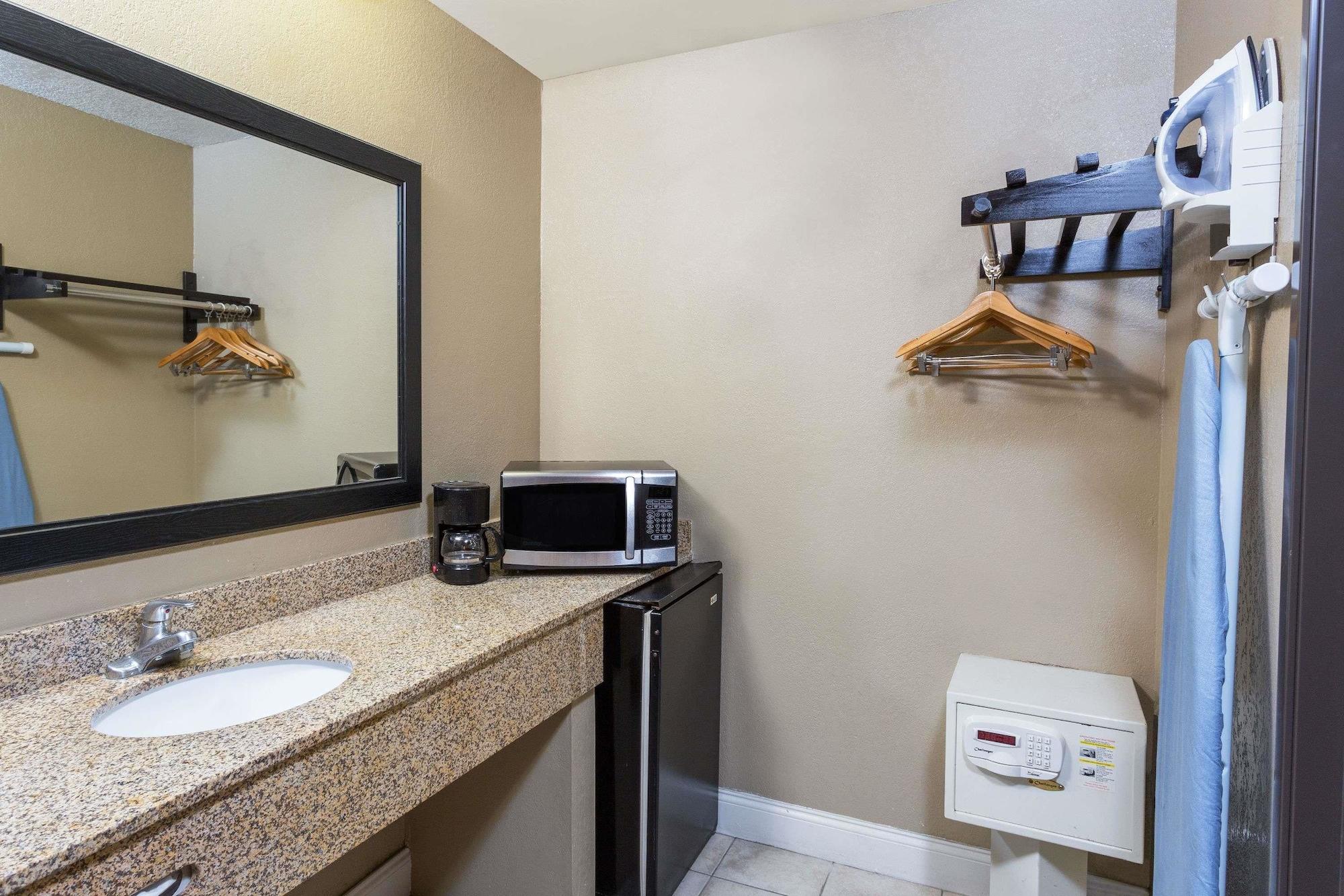 Howard Johnson By Wyndham National City/San Diego South Extérieur photo