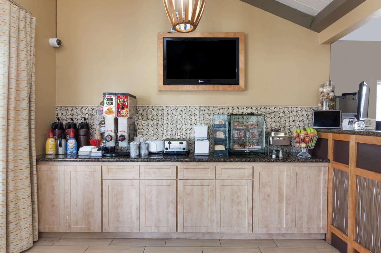 Howard Johnson By Wyndham National City/San Diego South Extérieur photo