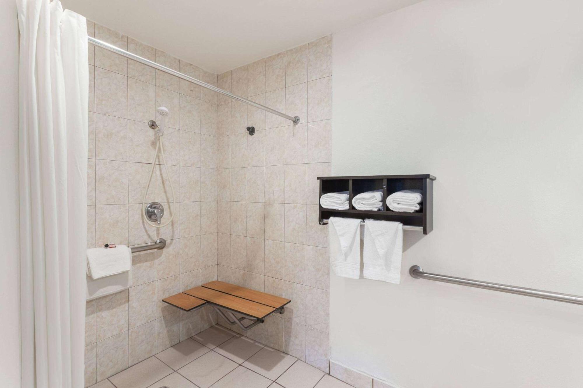 Howard Johnson By Wyndham National City/San Diego South Extérieur photo