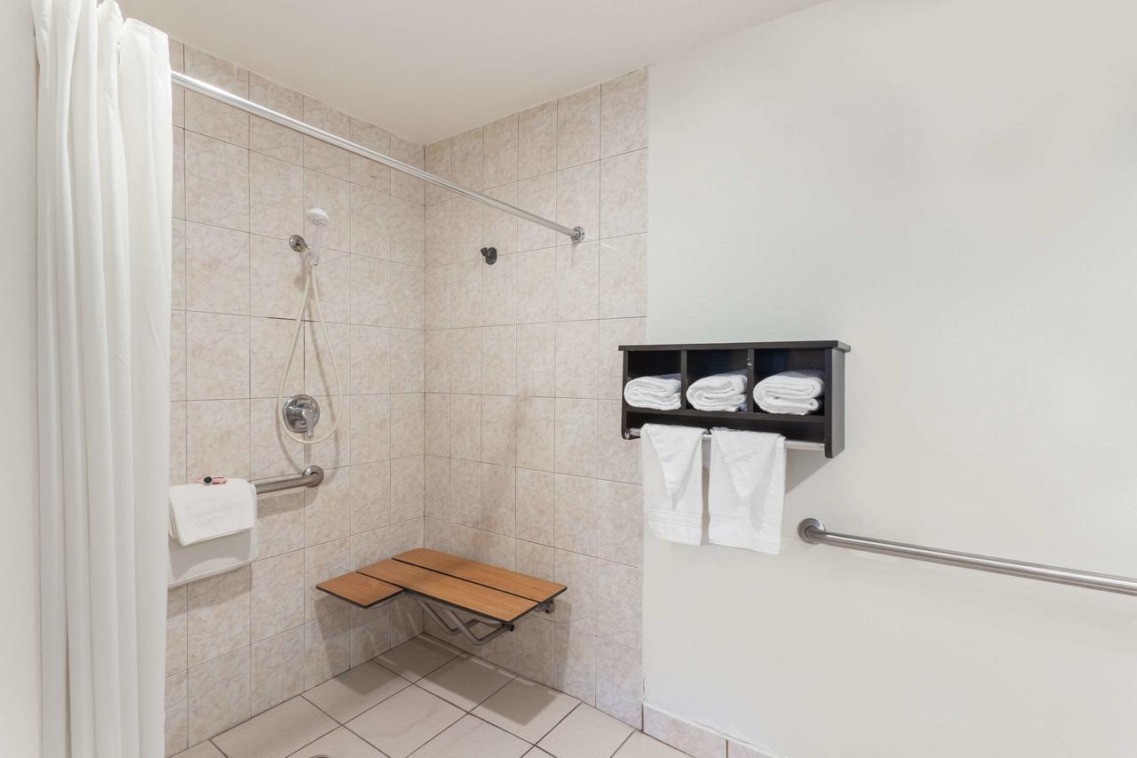 Howard Johnson By Wyndham National City/San Diego South Extérieur photo