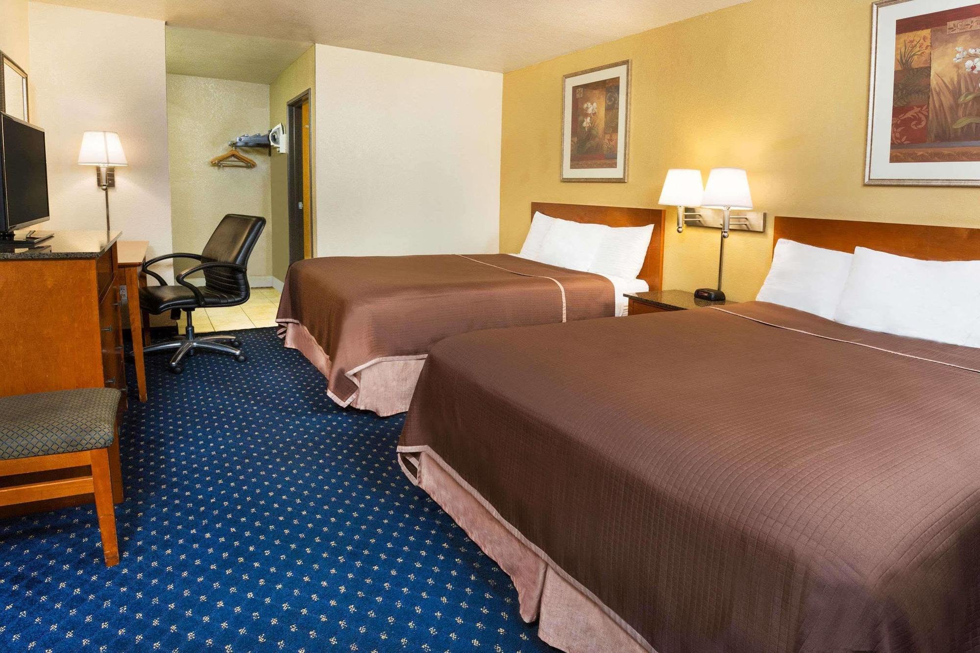 Howard Johnson By Wyndham National City/San Diego South Extérieur photo