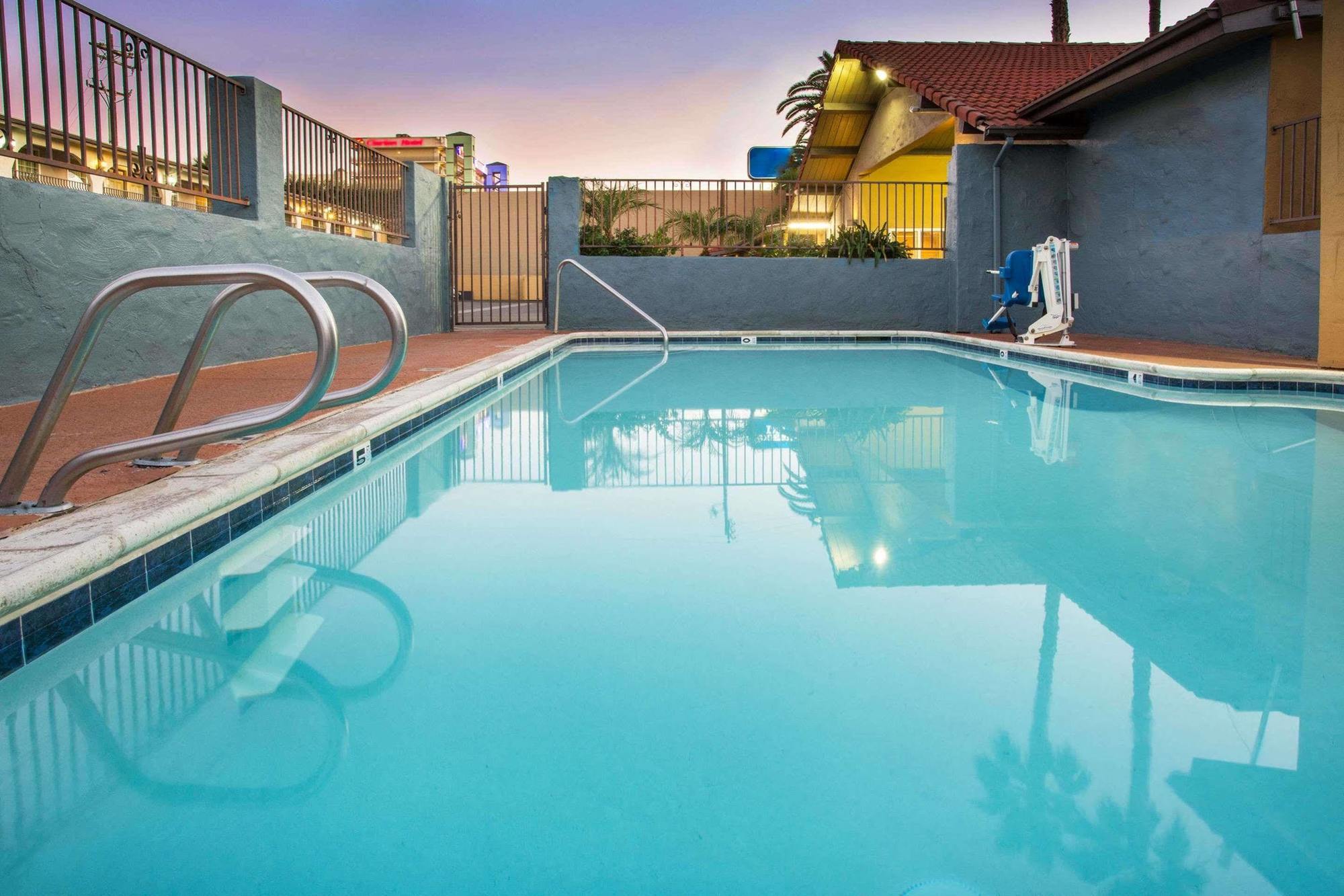 Howard Johnson By Wyndham National City/San Diego South Extérieur photo