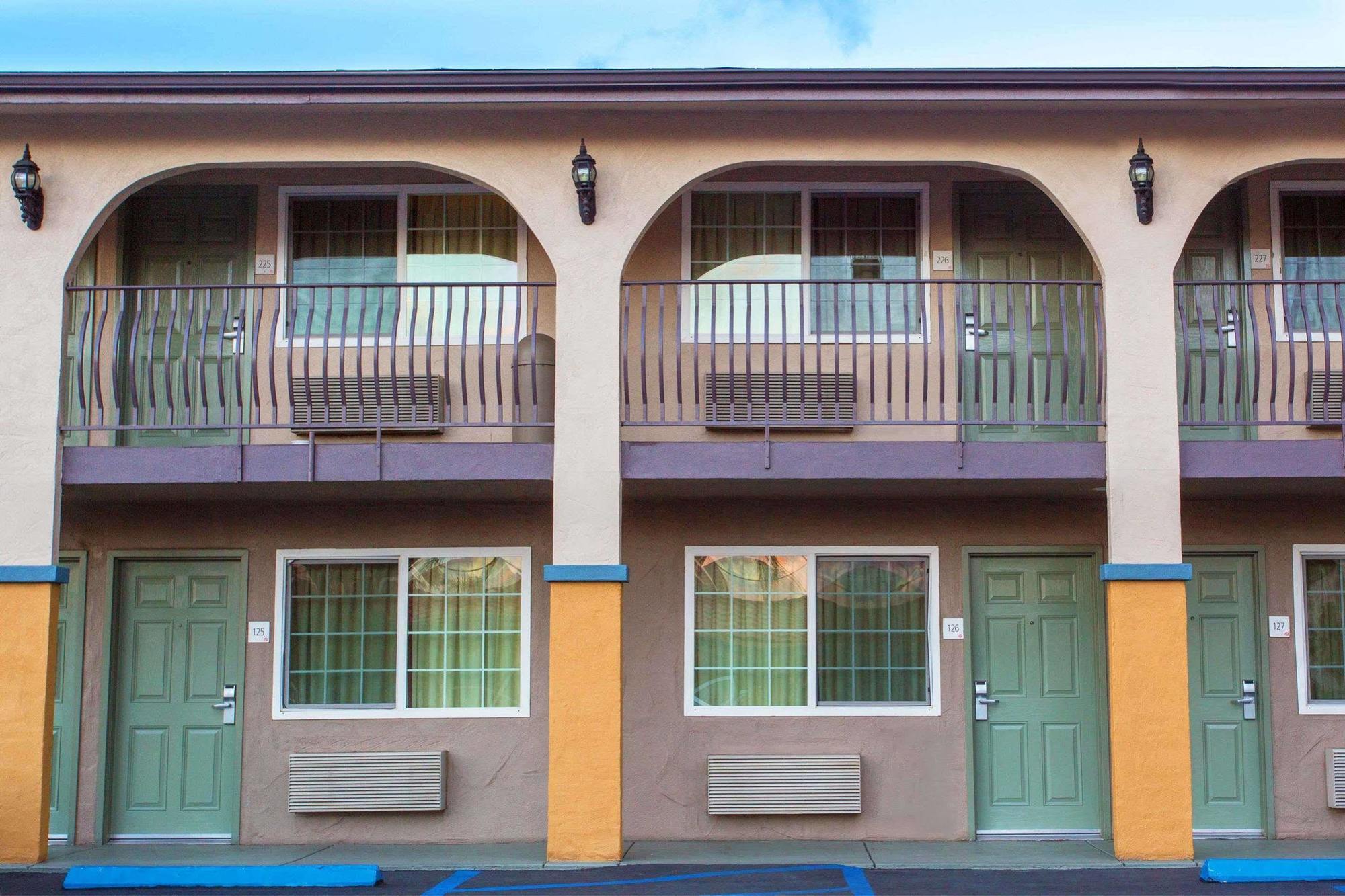 Howard Johnson By Wyndham National City/San Diego South Extérieur photo